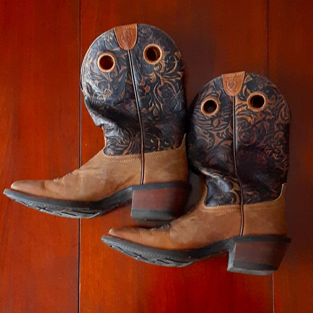 Ariat leather cowboy boots 9.5